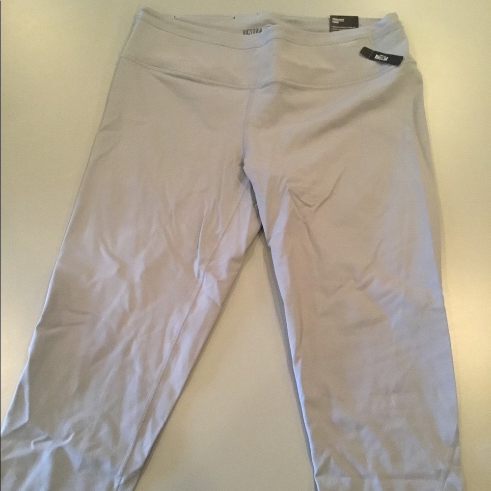 NWT Light Grey VS KnockOut🌞Capris🌞